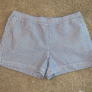 Vineyard Vines seersucker light blue striped short